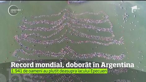 Record mondial, doborât în Argentina. 1.941 de oameni au plutit deasupra lacului Epecuen