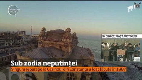 Tencuiala continuă să cadă, geamurile sunt sparte. Cazinoul din Constanţa a ajuns o ruină!