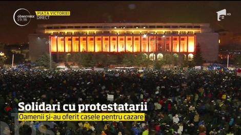 În spirit de solidaritate cu protestatarii, bucureştenii şi-au pus la dispoziţie chiar şi casele, pentru cazare