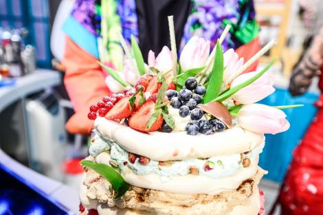 Nouă etaje, nouă creme diferite și o prăjitură pentru nouă ani de succes: "Super Neatza", desertul pentru Răzvan și Dani