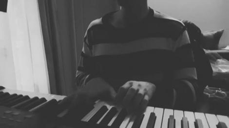 Emilian Nechifor este un artist complet! Cu vocea ne-a cucerit, dar stai să vezi cum cântă la pian: "Vai, omule, cum sunăăă!"