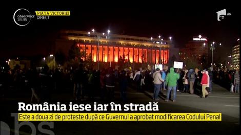 Proteste faţă de decizia puterii de a şterge cu buretele abuzurile demnitarilor şi ale funcţionarilor publici