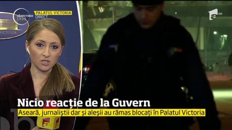 Nicio reacție de la Guvern. Jurnaliștii dar și aleșii au rămas blocați în Palatul Victoria