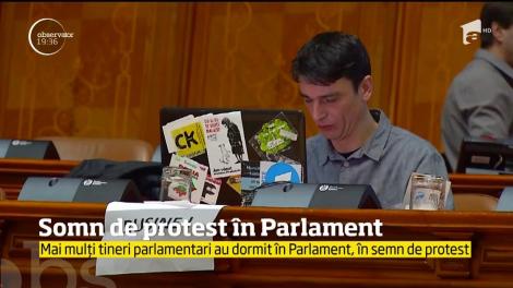 Parlamentarii USR au continuat protestul din Plen şi peste noapte. Chiar au dormit acolo!