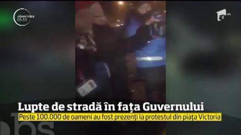 Protest în fața Guvernului. Lupte de stradă în piaţa Victoriei