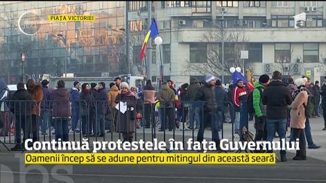 Protestarii încep să se adune pentru mitingul din Piaţa Victoriei