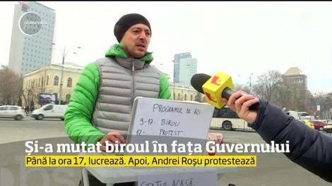 În semn de protest, Andrei Roşu, maratonistul român care a ajuns la Polul Nord, și-a mutat biroul în fața Guvernului