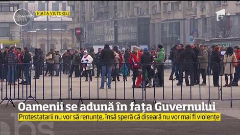 Oamenii se adună în fața Guvernului