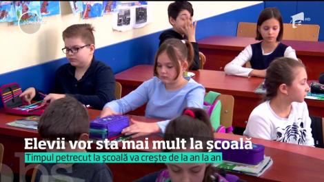 Elevii vor petrece din septembrie din ce în ce mai mult timp în băncile şcolii