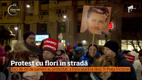 Zeci de mii de oameni au protestat, a treia seară la rând, în Piaţa Victoriei