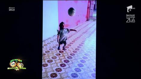 Smiley News: Micul Maradona ţine picurele pe picior mai bine ca Messi