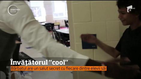 Învăţătorul cool. Bărbatul are un salut secret cu fiecare dintre elevii săi