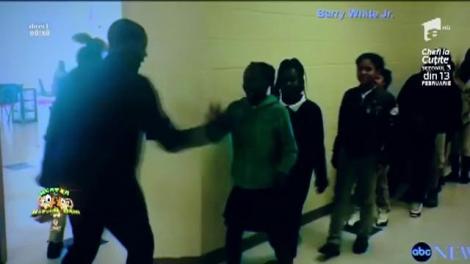 Smiley News: Cam cât de ”cool” e asta? Un profesor îşi salută elevii printr-o metodă ingenioasă. Clipul a devenit VIRAL