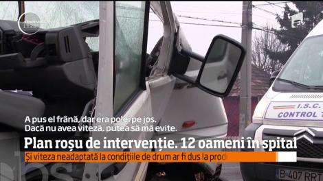 Accident violent între un microbuz şi un tir. 16 oameni au fost răniţi