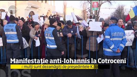 Aproximativ 2000 de persoane au manifestat anti-Iohannis la Cotroceni