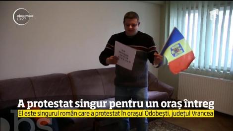 Un tânăr a stârnit un val uriaş de simpatie. A protestat singur pentru un oraș întreg