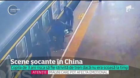 Momente de disperare într-o gară din China! O fetiţă cade în spaţiul dintre tren şi peron, iar trenul se pregătește să plece