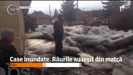Case inundate. În Vatra Dornei, câţiva turişti au rămas blocaţi în pensiuni