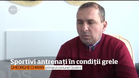 Sportivi antrenaţi în condiţii grele. Elevii cu rezultate foarte bune la handal fac performanţă într-o sală de clasă