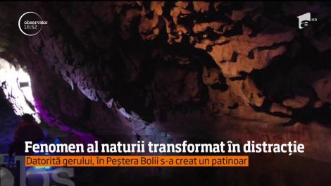 Fenomen al naturii transformat în distracţie. Datorita gerului, în Peştera Bolii s-a creat un patinoar