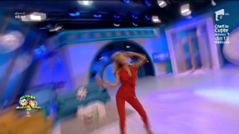 Flavia, apariţie incendiară la "Neatza"! Salopetă roşie şi mişcările extreeeem de sexy te trezesc fără să vrei