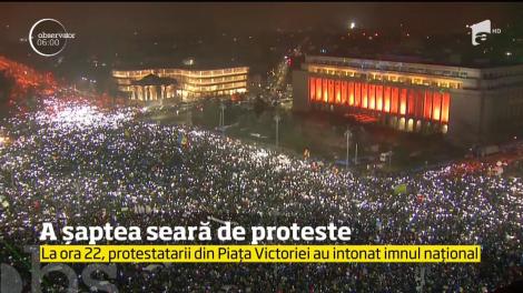 Piaţa Victoriei a fost umplută la refuz, pentru a şaptea seară. Peste 20.000 de oameni au manifestat în faţa Guvernului