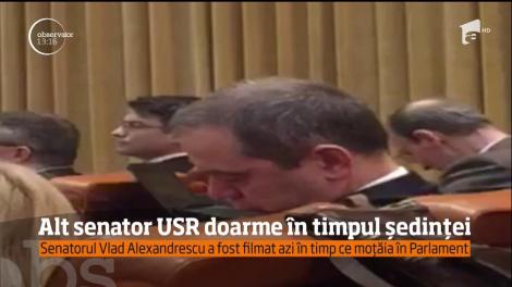 Senatorul Vlad Alexandrescu a fost filmat în timp ce moțăia în Parlament