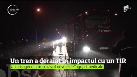 Accident la un pas de tragedie, în Satu Mare! Un tren a lovit în plin un TIR şi a deraiat în momentul impactului