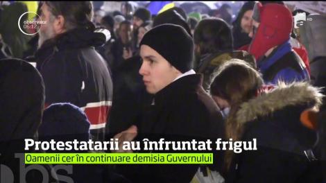 Proteste pe ger! În ciuda frigului, oamenii s-au adunat în faţa Guvernului