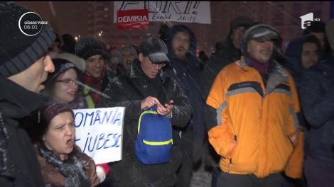 În ciuda ninsorii şi a frigului, în Bucureşti şi în marile oraşe, mii de oameni au protestat pentru a noua seară consecutiv
