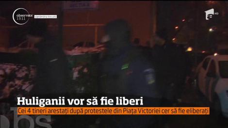Huliganii vor să fie liberi. Cei patru tineri arestați după protestele din Piața Victoriei cer să fie eliberați