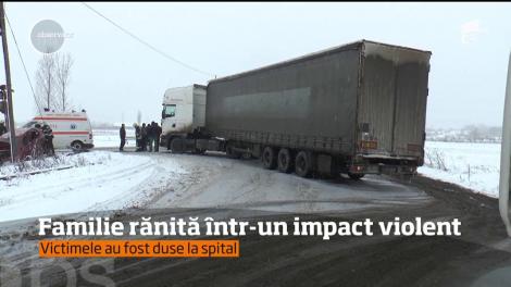 Familie rănită într-un impact violent. O mașină care circula regulamentar a fost izbită în plin de un TIR