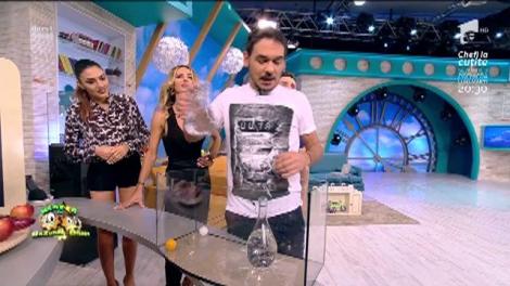 Un nou experiment "Neatza". O sticlă cu apă şi o minge de tenis de masă. Ce a ieşit? "În sfârşit i-am găsit o întrebuinţare Amaliei"