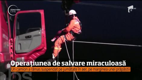 Operațiune de salvare miraculoasă. Un camion rămas suspendat pe jumătate în aer, pe marginea unei prăpăstii