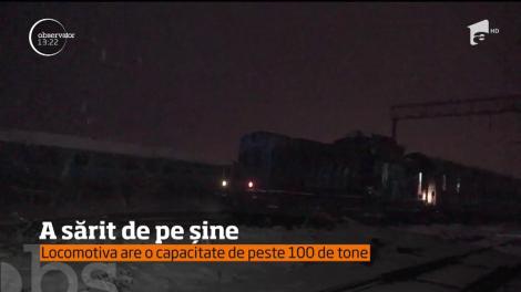 O locomotivă cu o capacitate de peste 100 de tone a deraiat