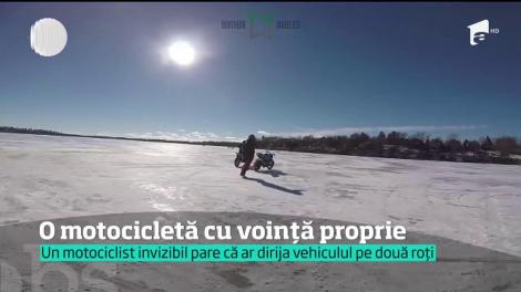 Imaginile care au făcut înconjurul lumii! Motocicleta unui bărbat pare să fie furată de... o fantomă (VIDEO)