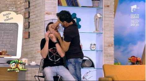 Ipostaza în care a fost surprins Dani de către Răzvan! S-a întâmplat în direct, la "Neatza": "Îmi vei oferi 2.000 de euro şi maşina pentru weekend"