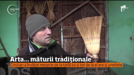 Arta măturii tradiționale. Un bărbat din Sibiu este singurul care mai face mături