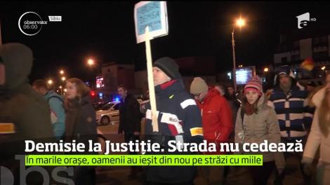Demisie la Justiție. Strada nu cedează