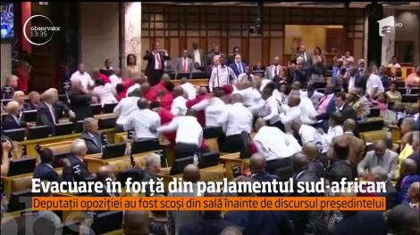 Evacuare în forță din parlamentul sud-african. Deputații opoziției au fost scoși din sală înainte de discursul președintelui