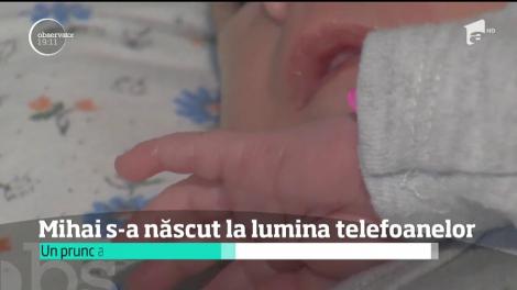 La lumina telefoanelor mobile nu doar se protestează, ci se şi naşte. O femeie din Bihor a adus pe lume un băiat de 3 kilograme, într-o casă fără apă şi curent electric
