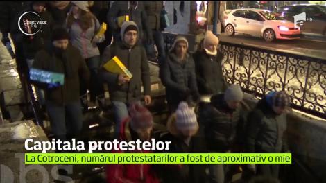 A fost a 13-a seară de proteste! Zeci de mii de oameni au format un uriaş steag tricolor în Piaţa Victoriei