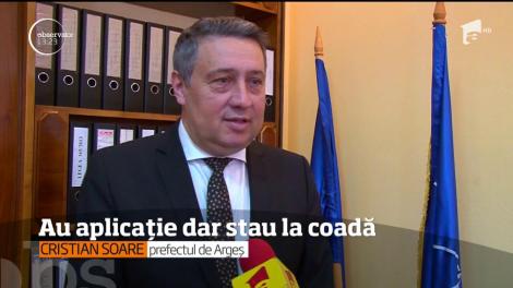 Argeşenii au o aplicaţie specială, dar preferă să stea la coadă la Înmatriculări auto!