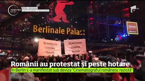 Sute de români aflaţi în Franţa au protestat în apropierea Turnului Eifflel