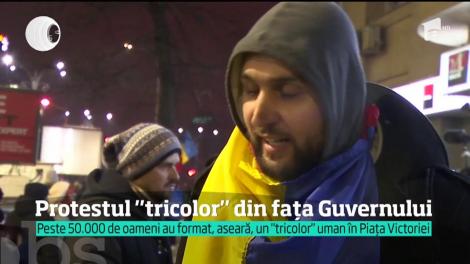 Proteste în Piaţa Victoriei, ziua 13. 50.000 de oameni au făcut cel mai mare tricolor uman pe care l-a văzut România