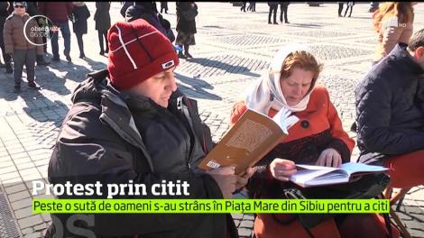 Peste o sută de oameni au protestat prin citit, în Piața Mare din Sibiu