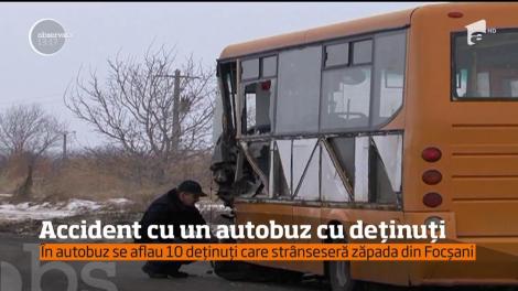 Accident cu un autobuz cu deținuți. Șoferul autobuzului a intrat într-un TIR însă nimeni nu a fost rănit