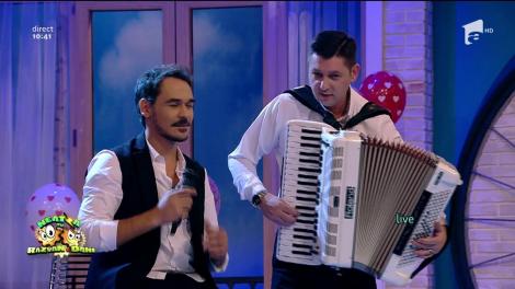 VIDEO! ”Stați fără nicio liniște, se va cânta pentru tuturor!” Răzvan are voce?! Daaaaa! A interpretat LIVE, pentru prima dată, la tv