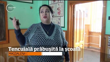 Tencuială prăbușită la școală. O bucată de tencuială s-a desprins și a căzut în timpul orelor