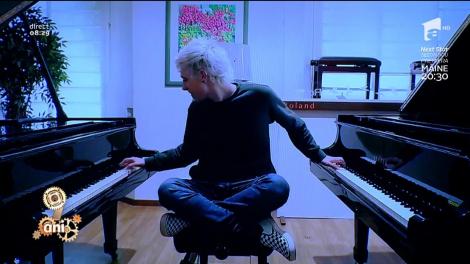 Smiley news: N-are voce, dar mâinile-i sunt fantastice! El e pianistul care cântă la două piane simultan